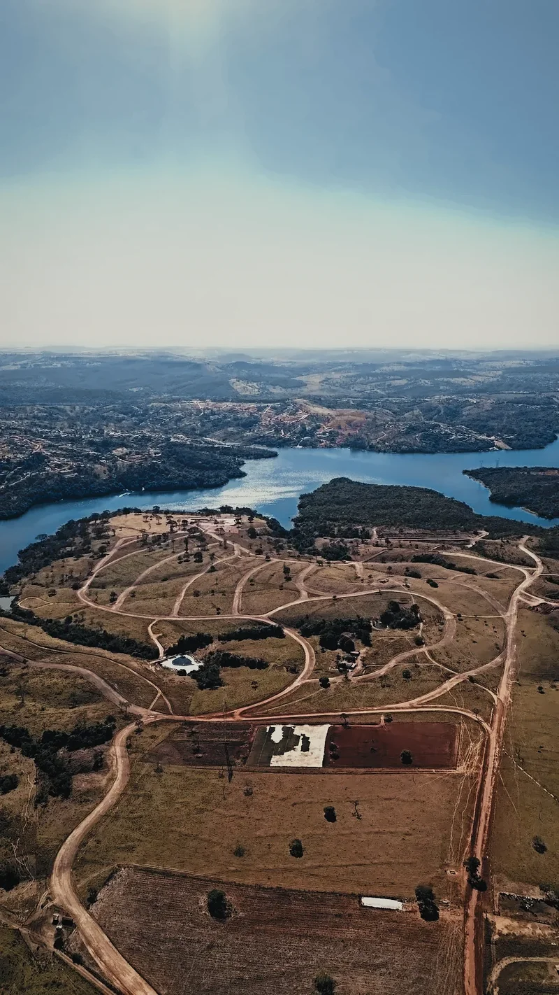 Vista aérea do loteamento em execução, com o lago ao fundo