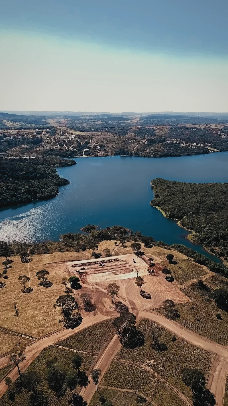 Aérea do território em execução, com o lago ao fundo