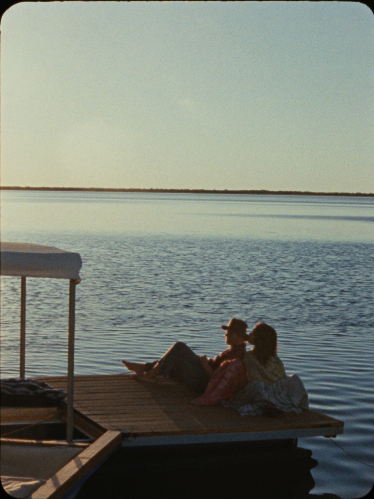 Deck de madeira sobre o Lago Corumbá IV