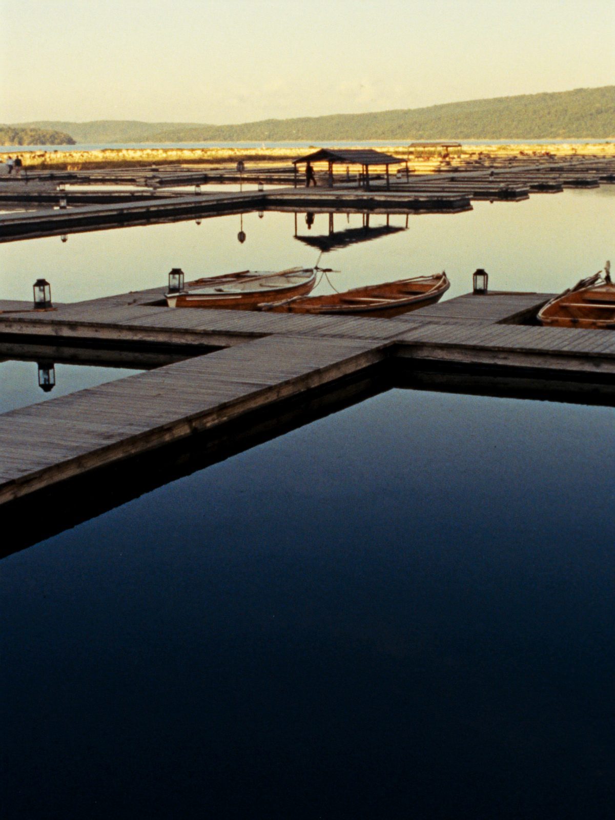 Marina e barcos no Lago Corumbá IV