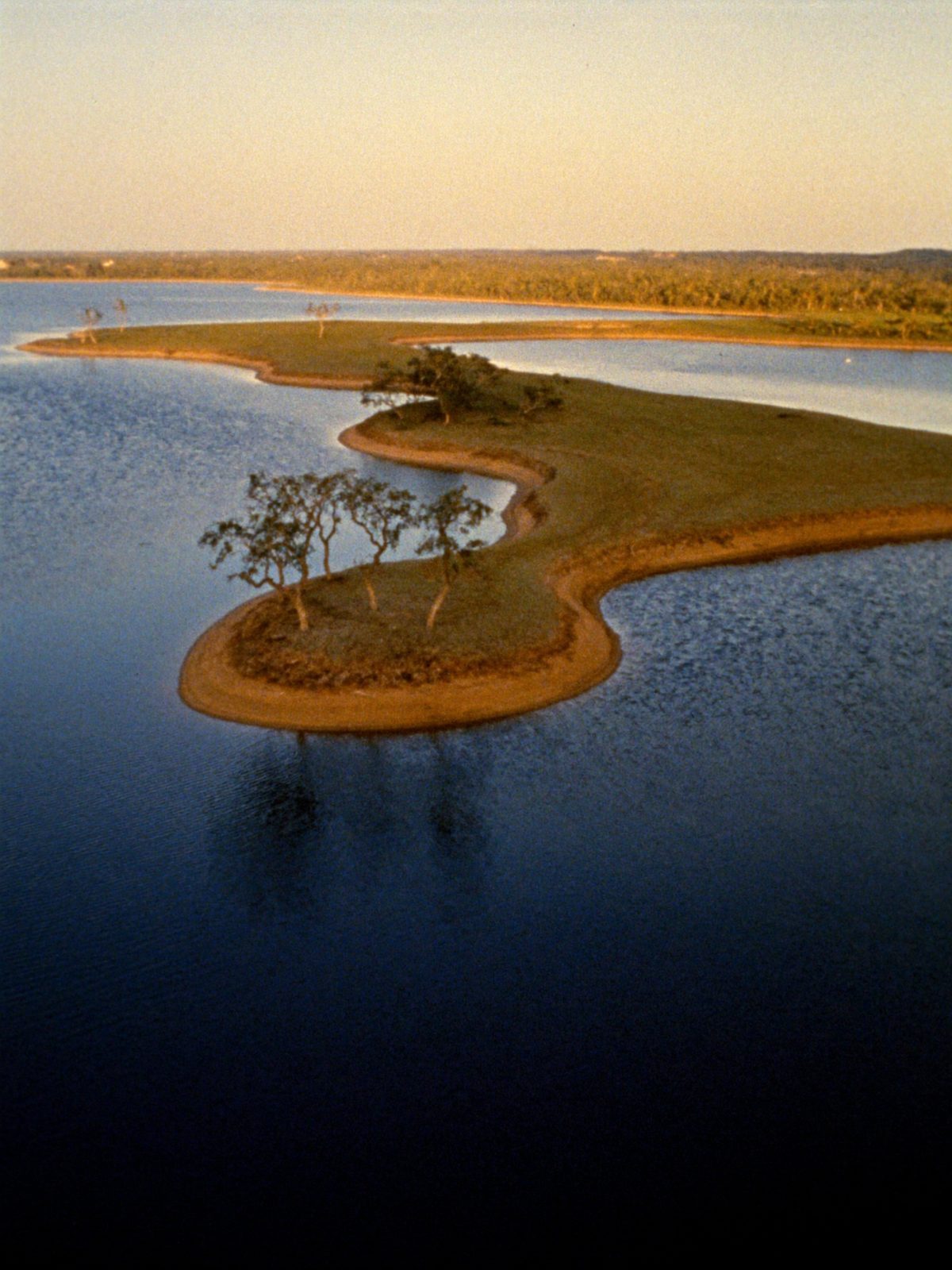 Praia de água doce do Lago Corumbá IV, em Abadiânia, Goiás