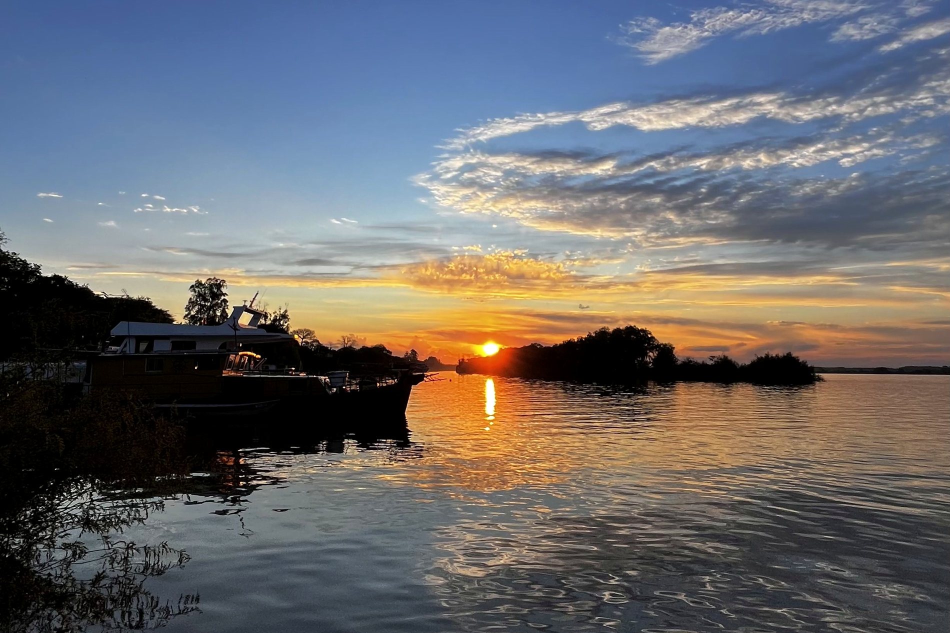 Lago Corumbá IV ao pôr do sol